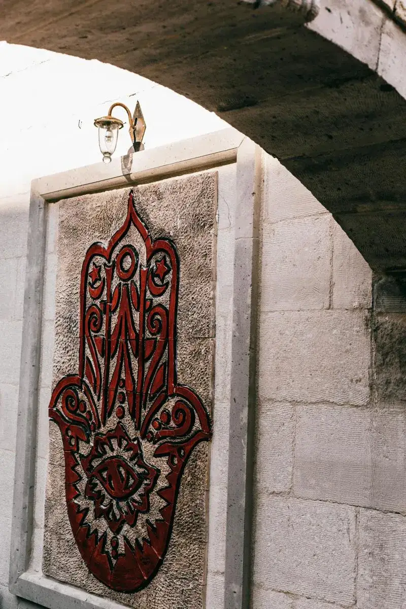 Zdjęcie Wisiorek ręka Fatimy co oznacza? Odkryj jego głębokie znaczenie