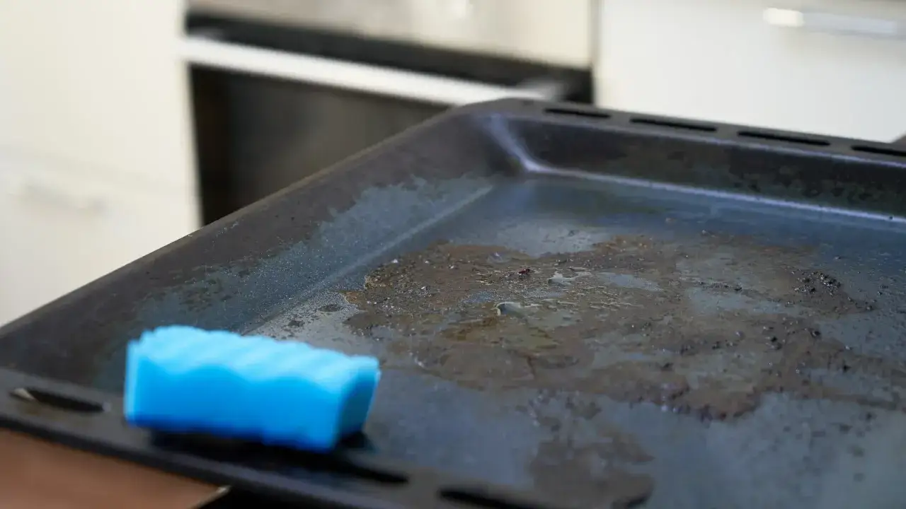 Zdjęcie Jak czyścić blachę z piekarnika - skuteczne metody na trudne zabrudzenia