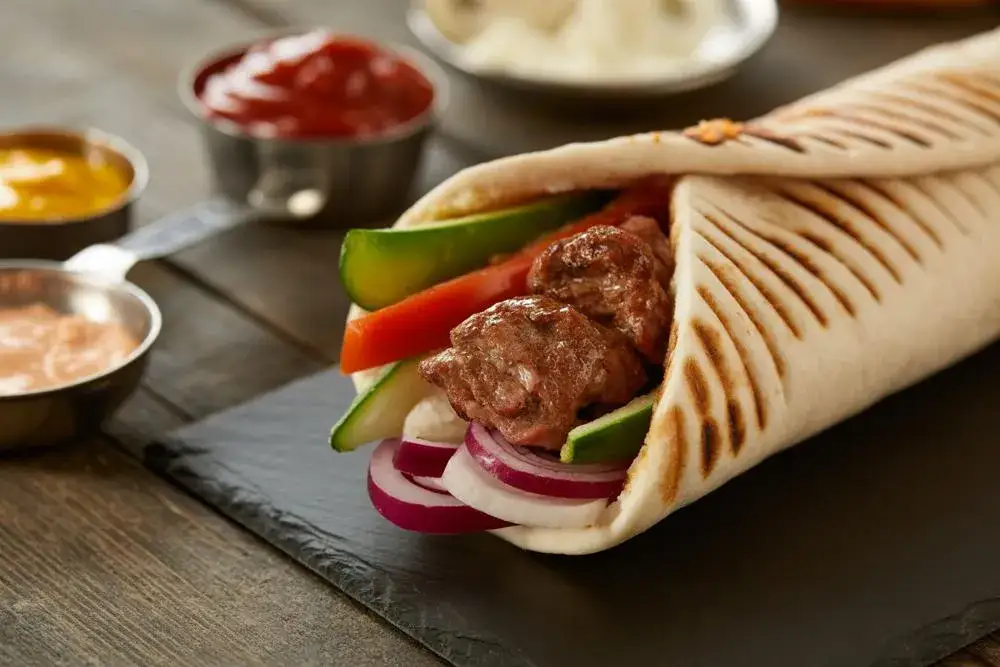 Zdjęcie Ile kcal ma kebab rollo? Zaskakujące fakty o kaloriach i składnikach