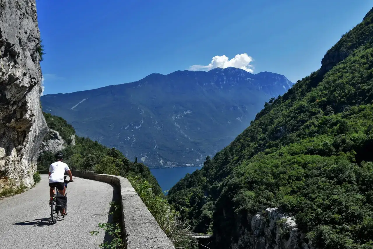 Zdjęcie Najlepsze trasy rowerowe wokół jeziora Garda – piękne widoki i emocje
