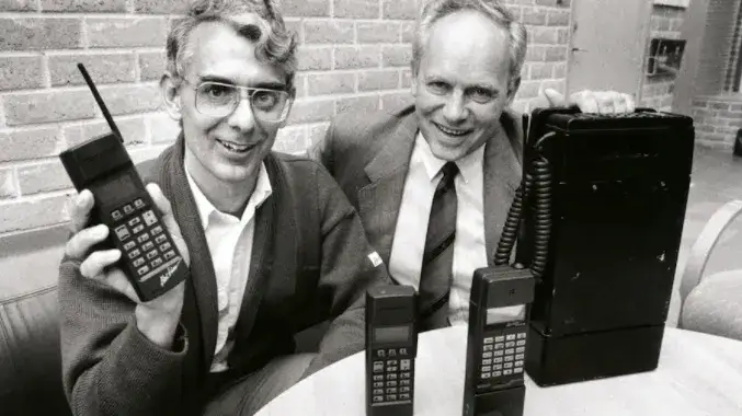 Zdjęcie Kto wynalazł pierwszy telefon komórkowy i jak zmienił świat?