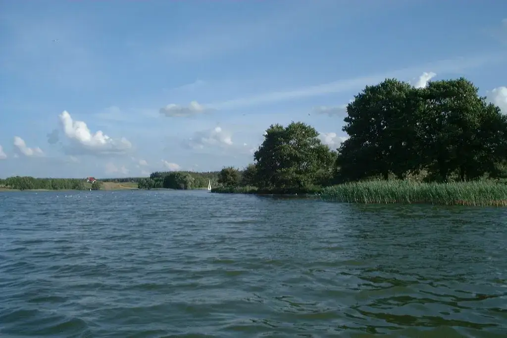 Zdjęcie Jezioro Ryńskie: ukryte skarby i atrakcje, które musisz poznać