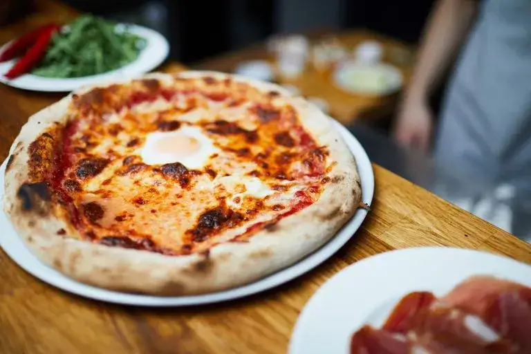 Zdjęcie Ile kcal ma mała pizza? Zaskakujące różnice w kaloryczności