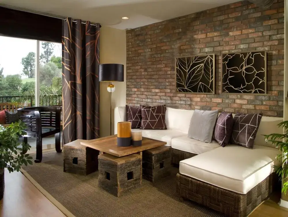 Zdjęcie Jakie zasłony do szarych ścian i brązowych mebli, by uniknąć błędów w dekoracji?