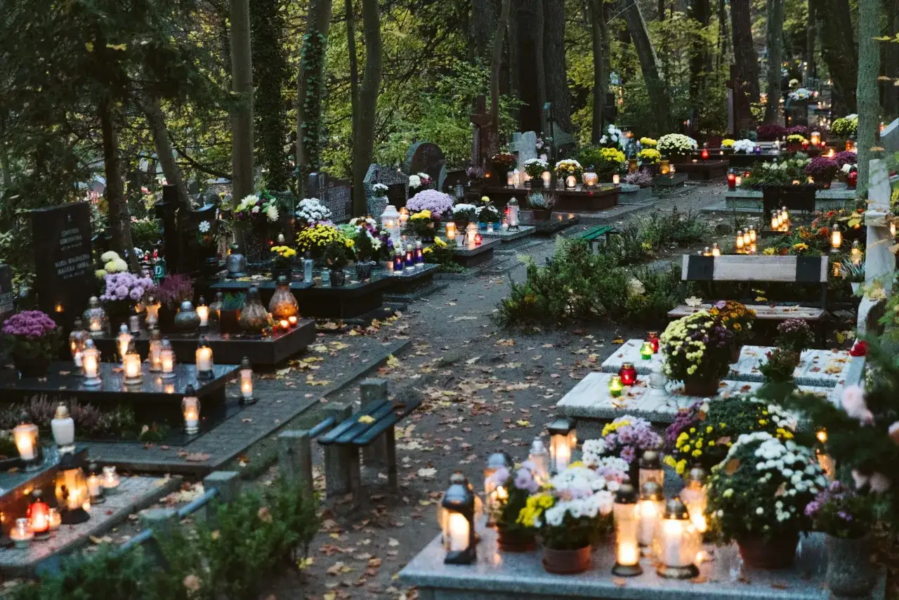Zdjęcie Ile kosztuje kwatera na cmentarzu? Ceny w różnych miastach Polski