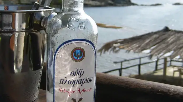 Zdjęcie Pyszne drinki z ouzo – proste przepisy na orzeźwiające koktajle