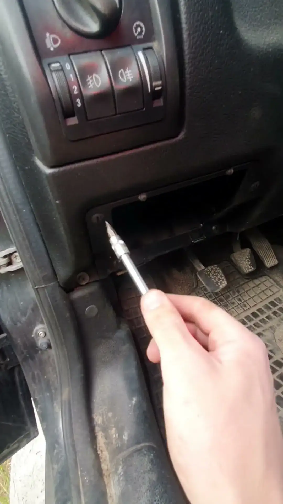 Zdjęcie Bezpieczniki w Opel Astra G: Gdzie ich szukać, aby uniknąć problemów?