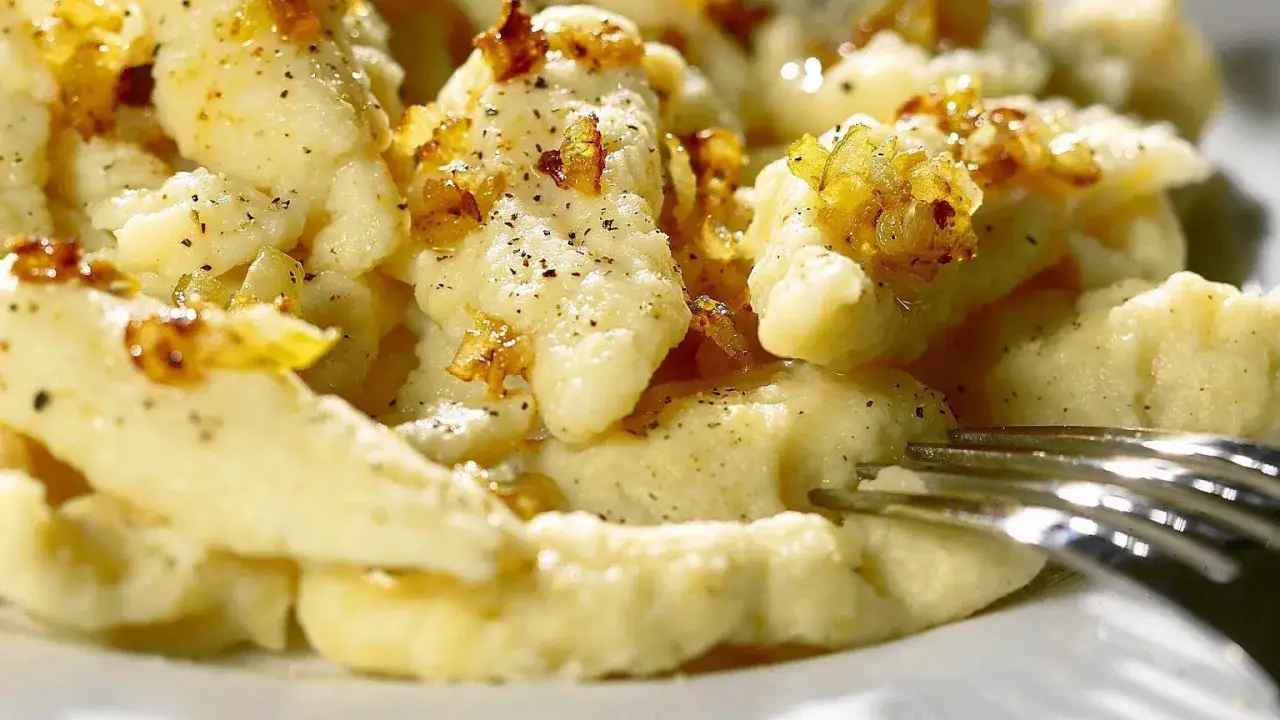 Zdjęcie Kluski kładzione: Idealne i puszyste? Przepis, kt&oacute;ry zawsze działa!