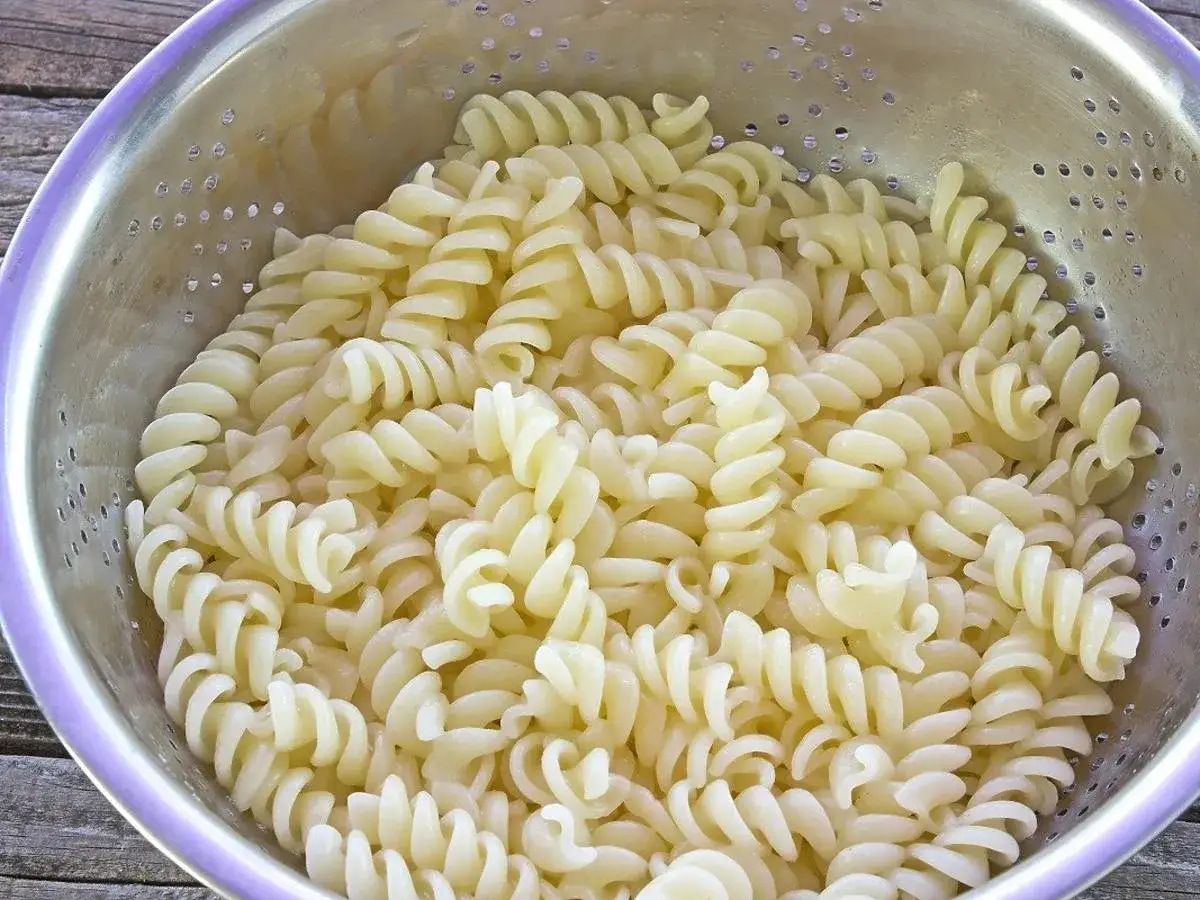 Zdjęcie Jak odcedzić makaron, aby nie stracić smaku i konsystencji dania