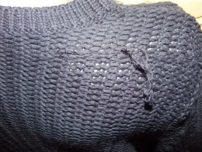 Zdjęcie Jak naprawić zaciągnięty sweter i przywr&oacute;cić mu pierwotny wygląd