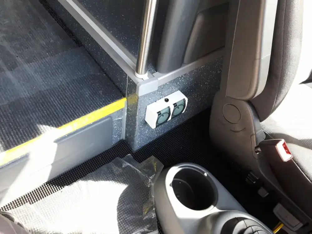 Zdjęcie Czy w autokarach Sindbad są gniazdka? Sprawdź dostępność i szczegóły