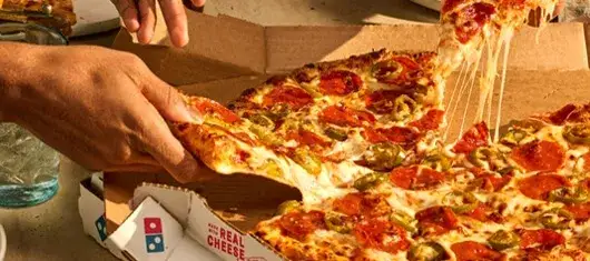 Zdjęcie Jak duża jest pizza w Domino's? Odkryj średnicę 35 cm!