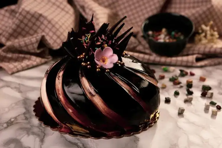 Zdjęcie Domowe dekoracje czekoladowe do tortów: Proste techniki zdobienia