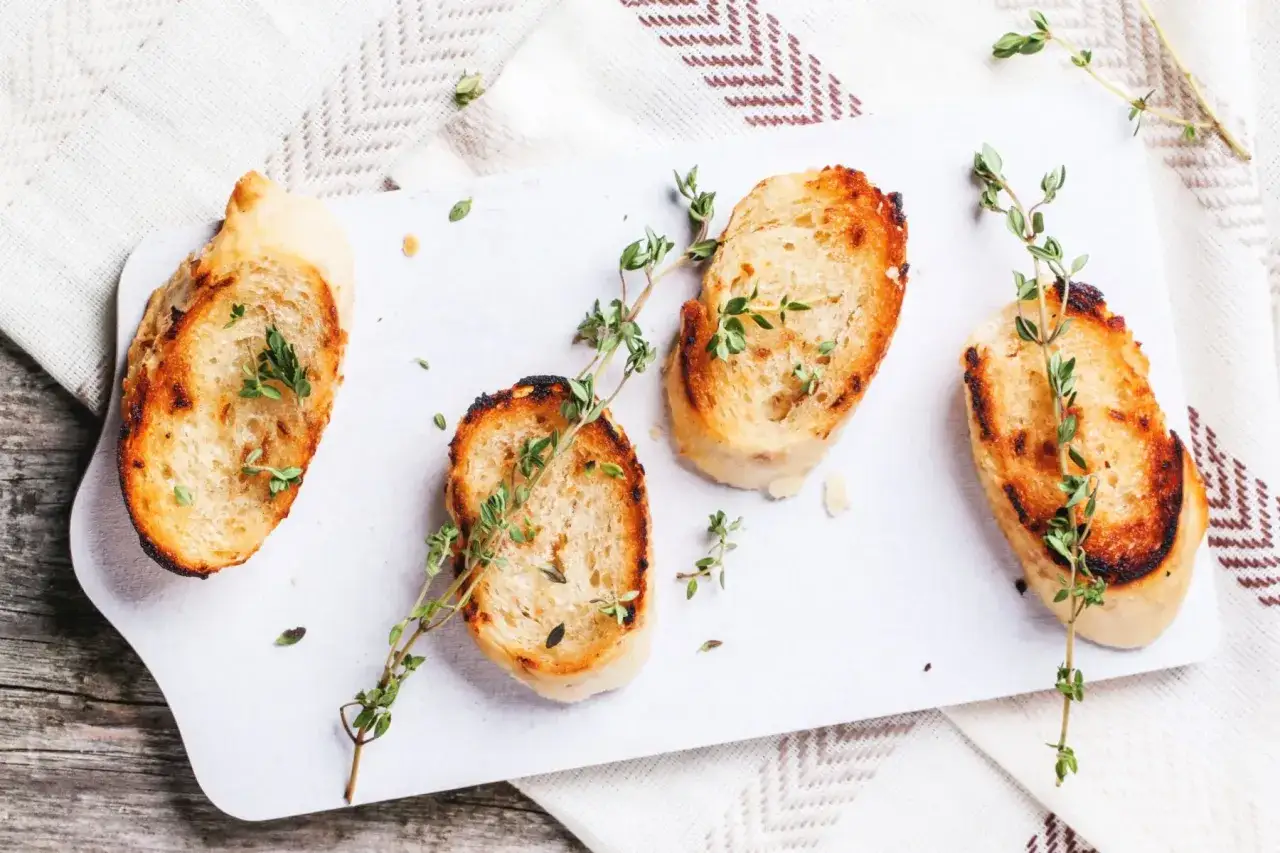 Zdjęcie Jak zrobić grzanki z chleba na patelni, które zaskoczą smakiem