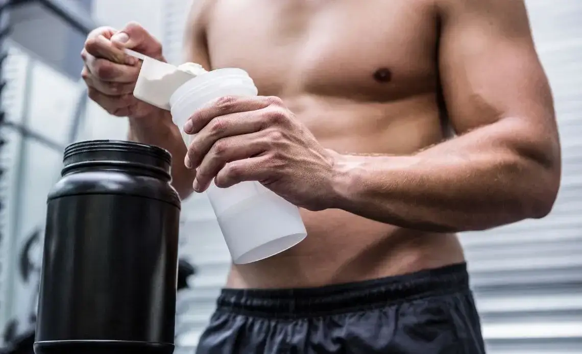 Zdjęcie Kiedy pić białko na redukcji, aby skutecznie chronić mięśnie?