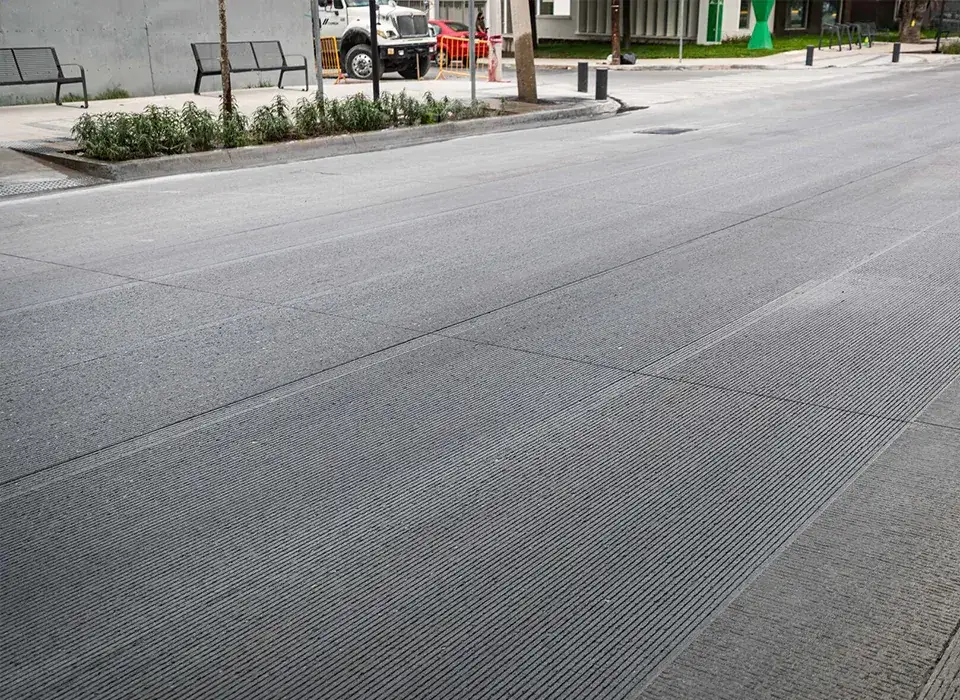 Zdjęcie Jaki beton na chodnik? Wybierz najlepszy rodzaj betonu na trwałość