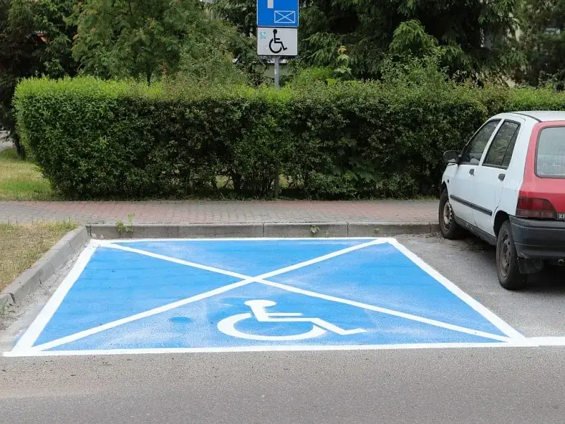 Zdjęcie Czy miejsca parkingowe dla niepełnosprawnych są płatne? Oto prawda!