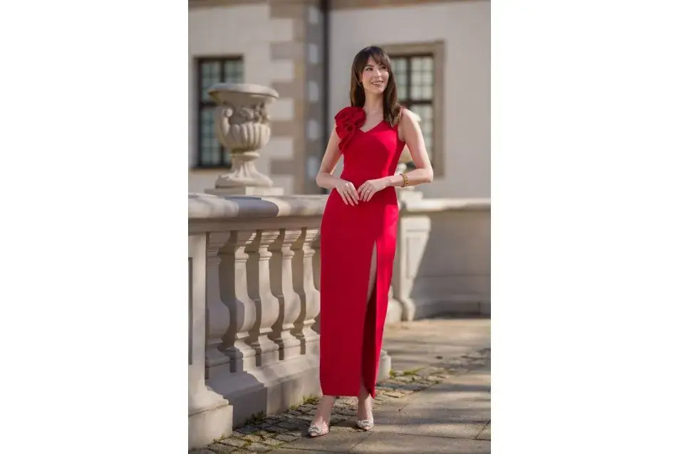 Zdjęcie Jaki kolor butów do czerwonej sukni? Oto najlepsze połączenia!