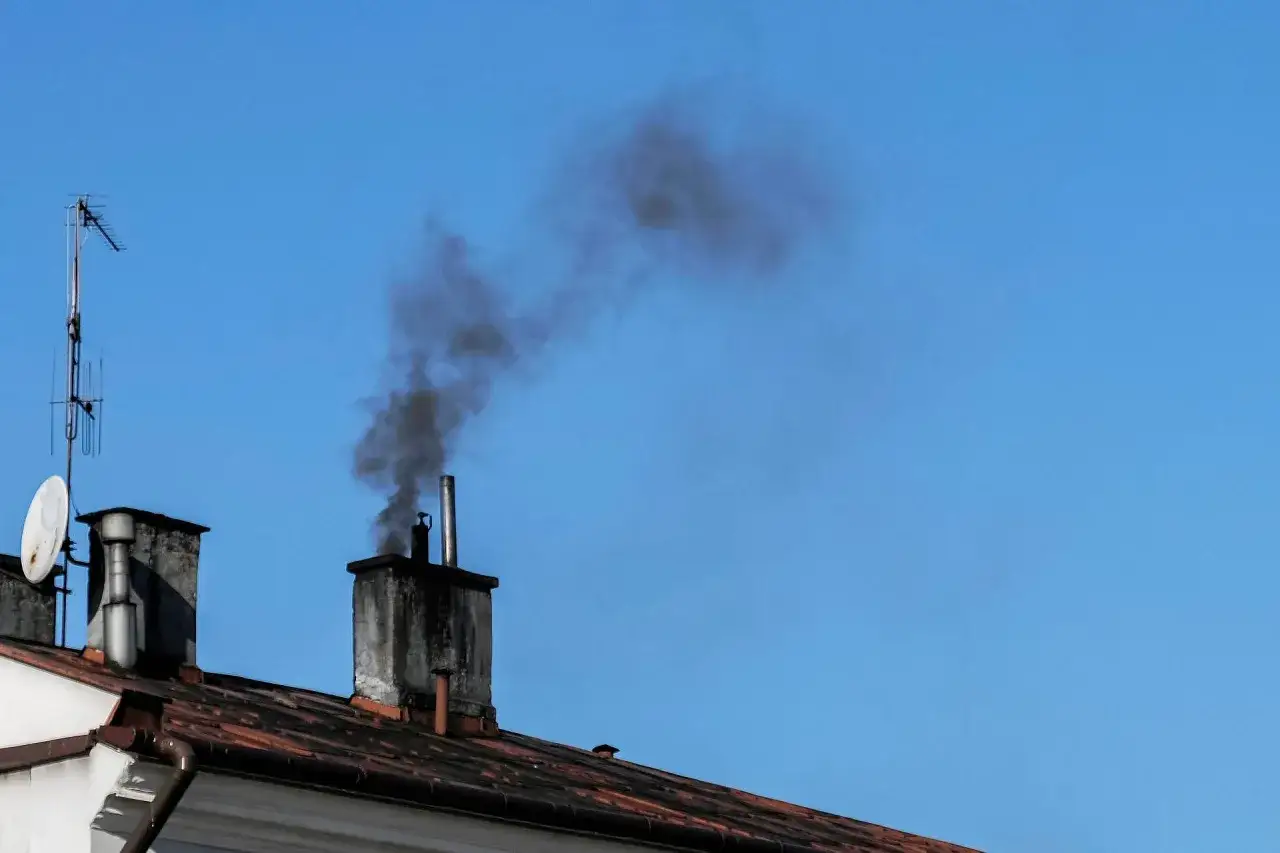 Zdjęcie Jak wyczyścić komin bez wchodzenia na dach i uniknąć problemów
