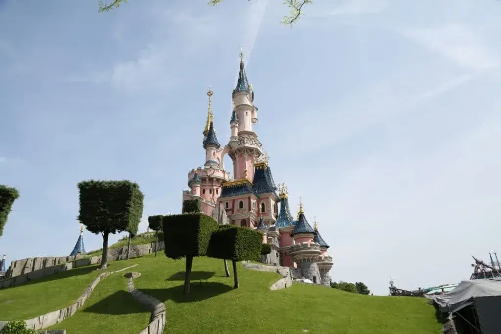 Zdjęcie Gdzie jest Disneyland w Paryżu? Odkryj najlepsze trasy dojazdu