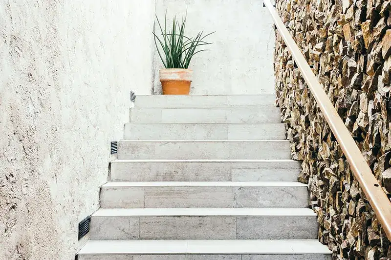 Zdjęcie Tanie sposoby na wykończenie schodów betonowych, które zaoszczędzą Twój budżet