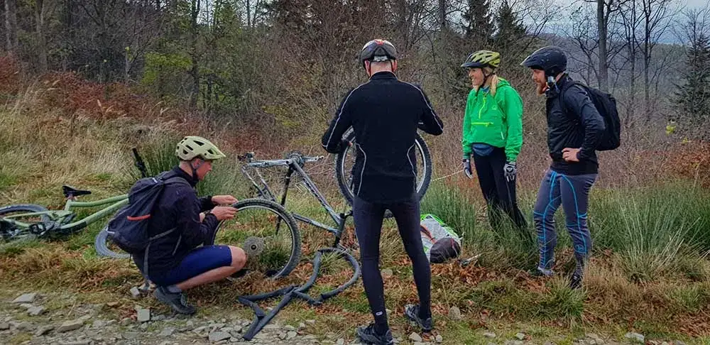 Zdjęcie Jak zmienić dętkę w rowerze - proste kroki, które uratują Twój dzień
