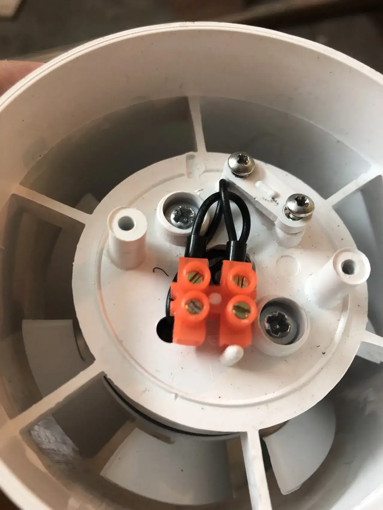 Zdjęcie Jaki kabel do wentylatora łazienkowego, aby zapewnić bezpieczeństwo?