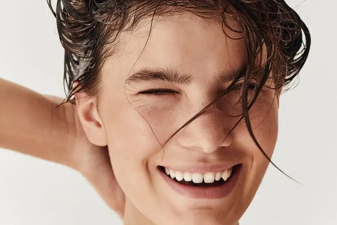 Zdjęcie Jak użyć płukanki do włosów, aby uzyskać zdrowe i lśniące pasma