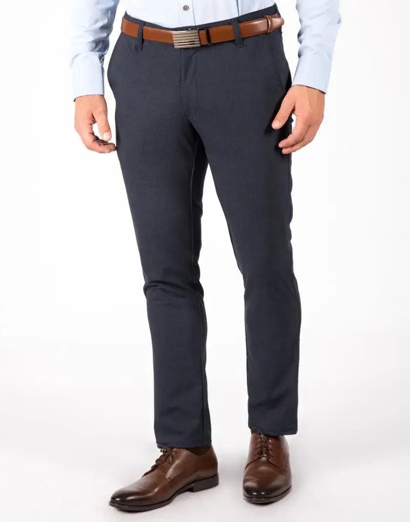 Zdjęcie Granatowe spodnie męskie: 10 stylizacji na każdą okazję