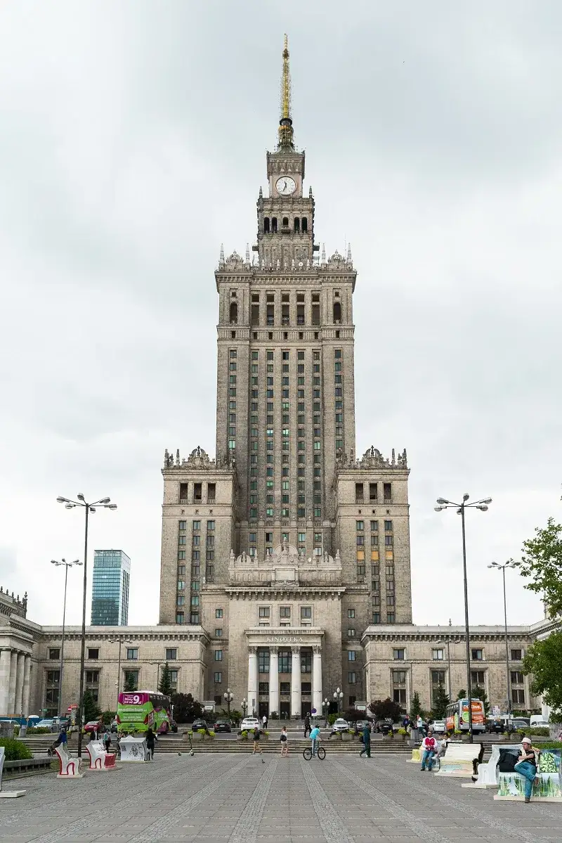 Zdjęcie Czego symbolem był pałac kultury i nauki w Warszawie? Historia i znaczenie
