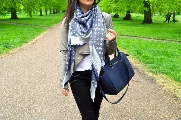 Zdjęcie Ile kosztuje szalik Louis Vuitton? Ceny i modele, które zaskakują