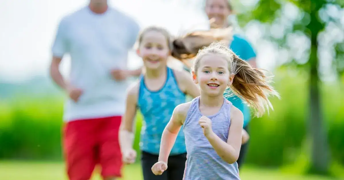 Zdjęcie Jak zacząć biegać z dzieckiem - bezpieczne i radosne treningi dla maluchów