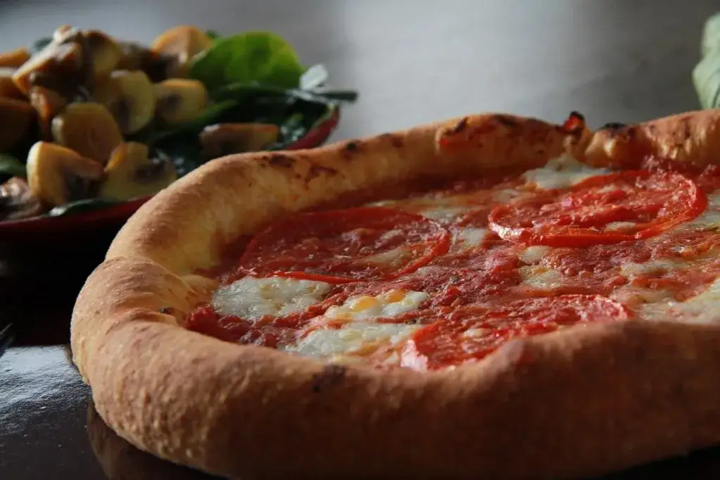 Zdjęcie Z czym jest pizza margherita? Poznaj klasyczne składniki