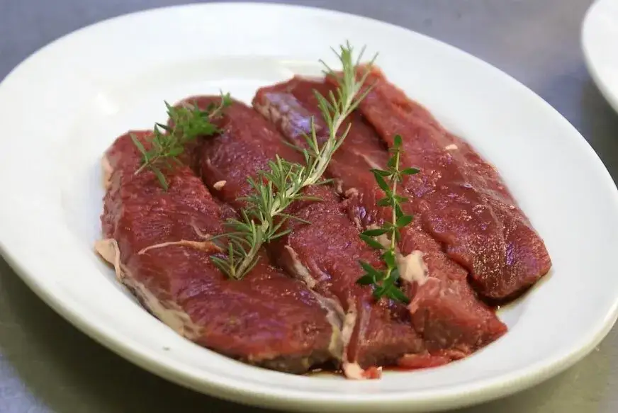 Zdjęcie Jak upiec dziczyznę, by była soczysta i pełna smaku – sprawdzone metody