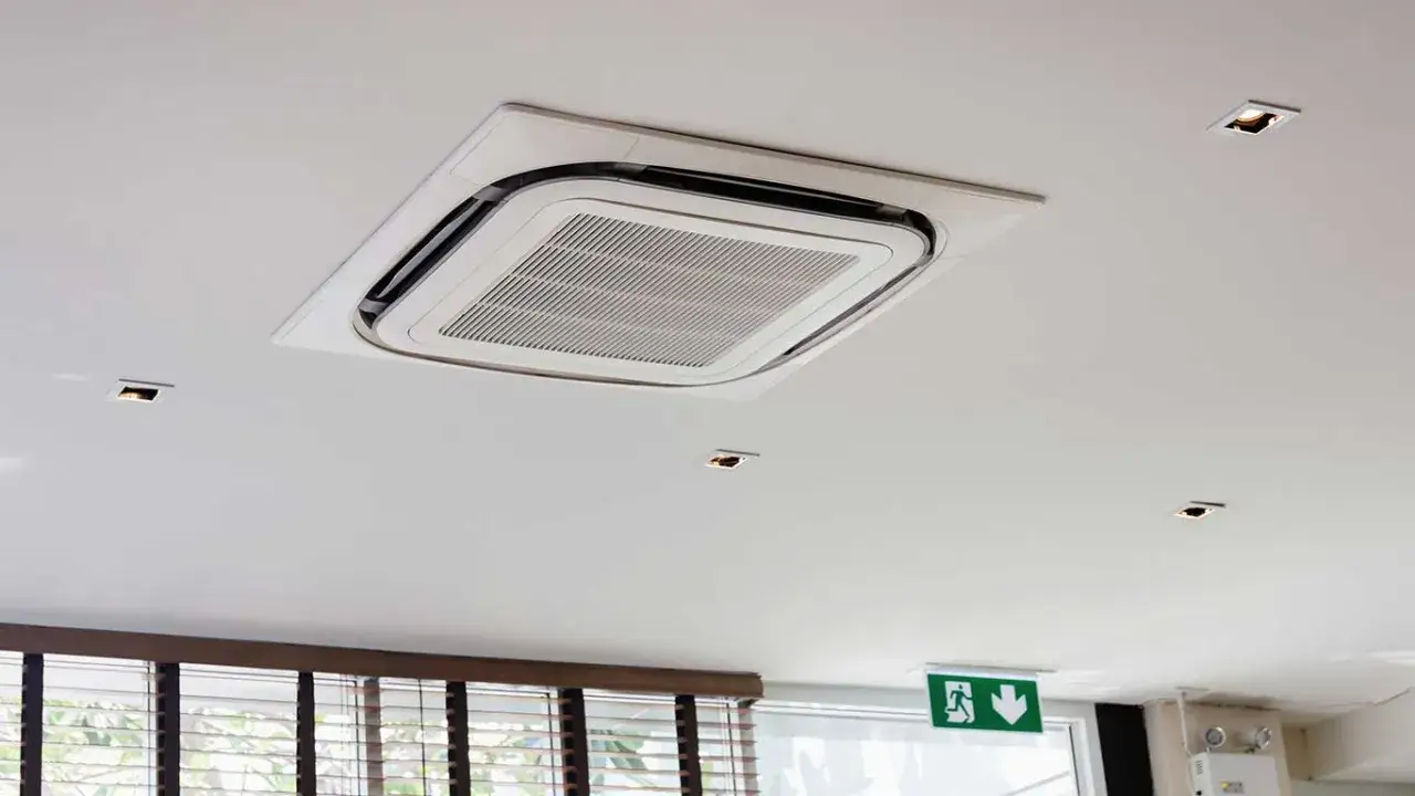 Zdjęcie Jednostka klimatyzacyjna sufitowa: czym jest i jakie ma zalety?