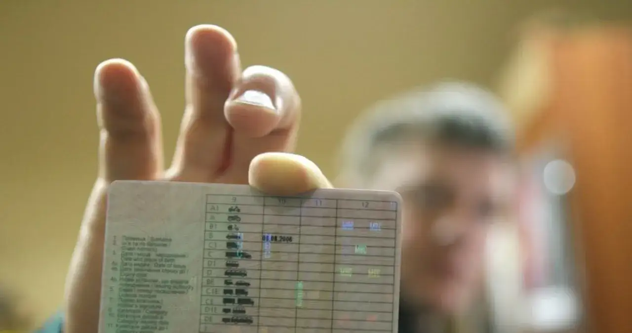 Zdjęcie Ile czeka się na odbiór prawa jazdy? Sprawdź, jak uniknąć opóźnień i przyspieszyć proces
