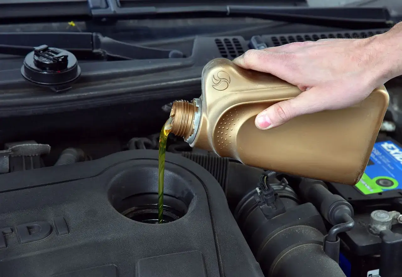 Zdjęcie Dolewka oleju na zimnym czy ciepłym silniku - co jest lepsze?