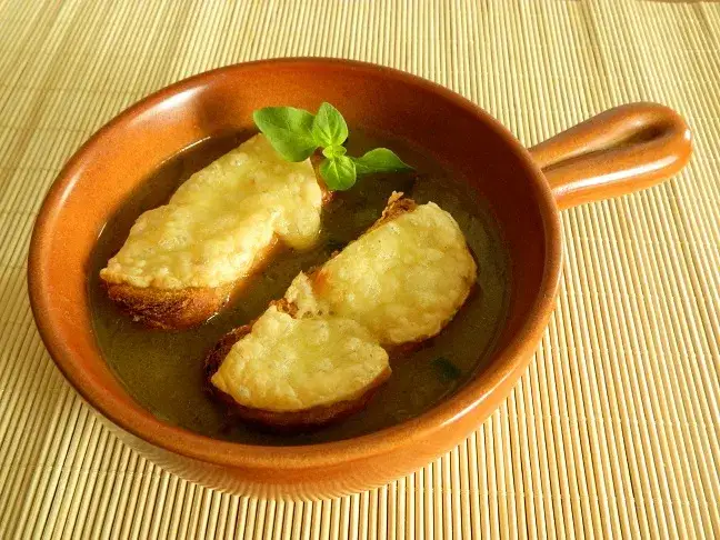 Zdjęcie Jakie wino do zupy cebulowej - idealne połączenia, które zaskoczą