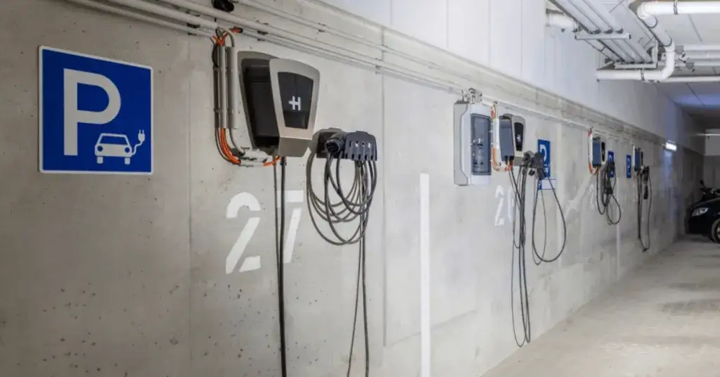 Zdjęcie Jak ładować samochód elektryczny na stacji - uniknij kosztownych błędów