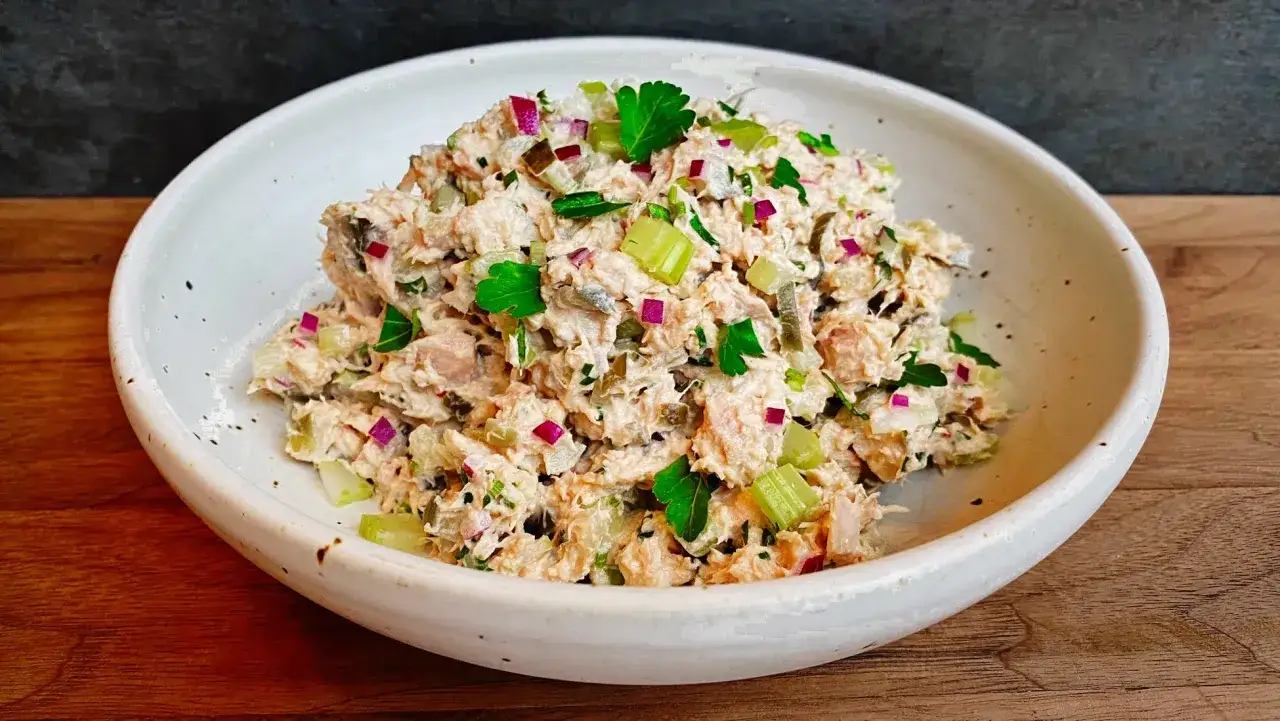 Zdjęcie Jak zrobić sałatkę z tuńczyka z puszki - szybki i pyszny przepis