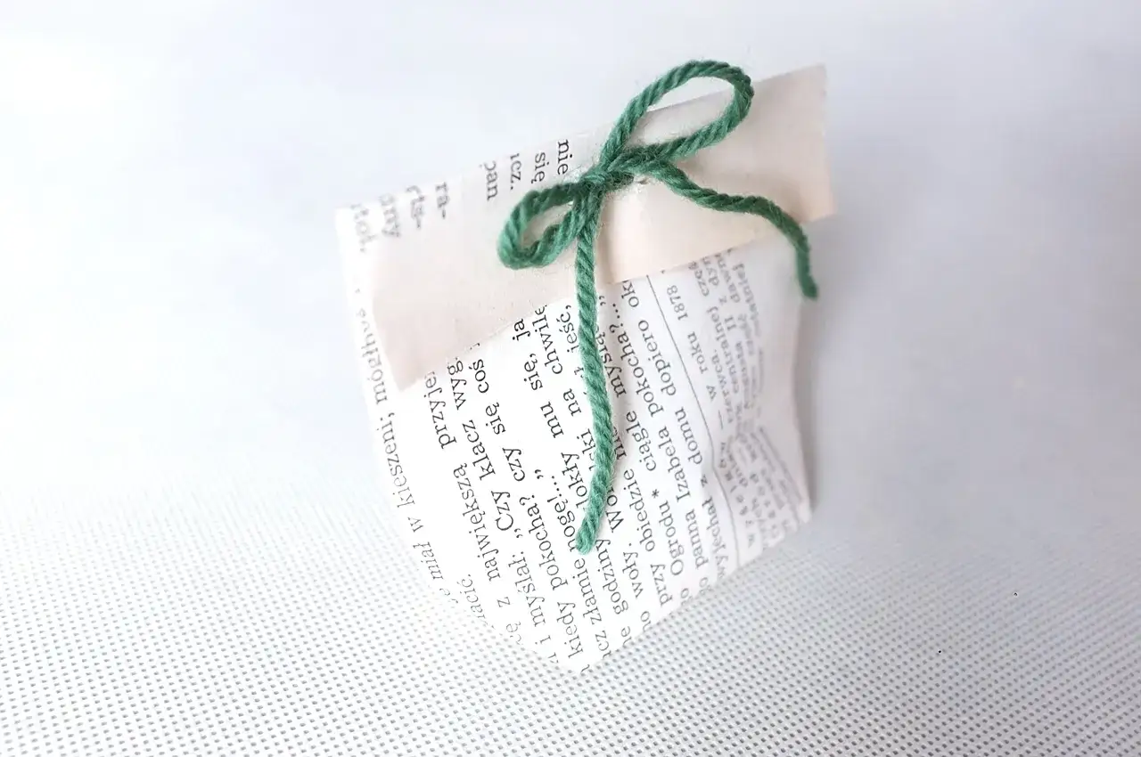 Zdjęcie Jak prawidłowo wyrzucić torebki prezentowe? Poradnik recyklingu