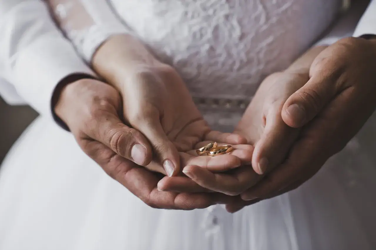 Zdjęcie Czy na ślubie cywilnym muszą być obrączki? Oto, co musisz wiedzieć