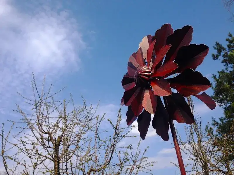 Zdjęcie Rzeźby wiatrowe – jak tworzyć, gdzie oglądać i dbać o nie w ogrodzie