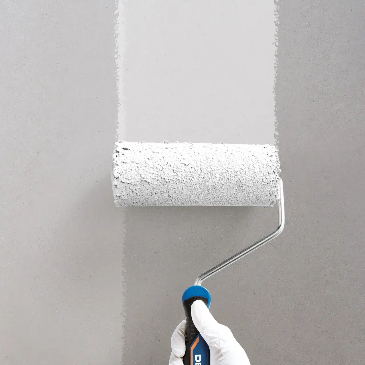 Zdjęcie Czy stosować uni grunt przed malowaniem, aby uniknąć problemów z farbą?