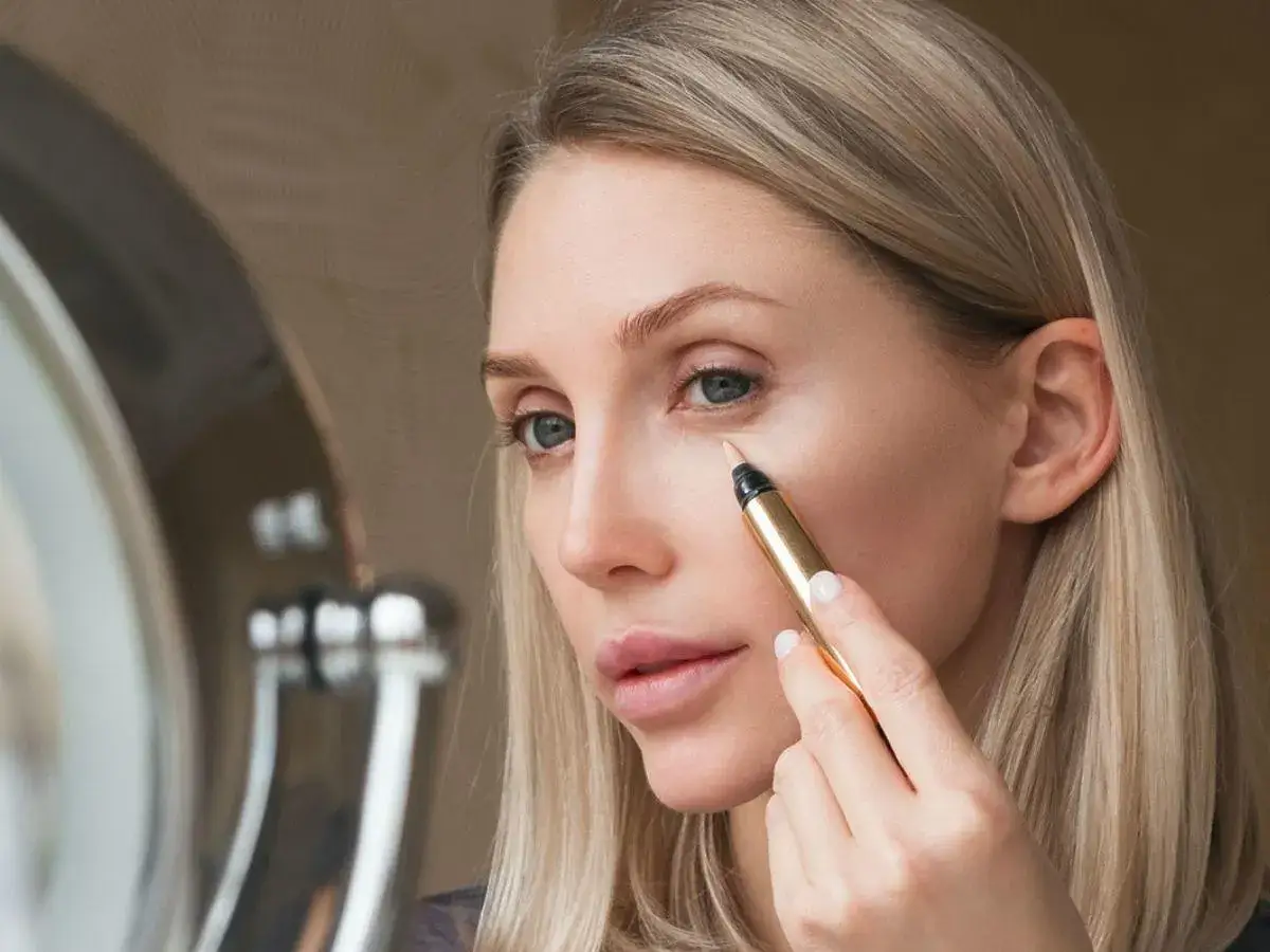 Zdjęcie Czym nakładać korektor, aby uzyskać idealny efekt makijażu?