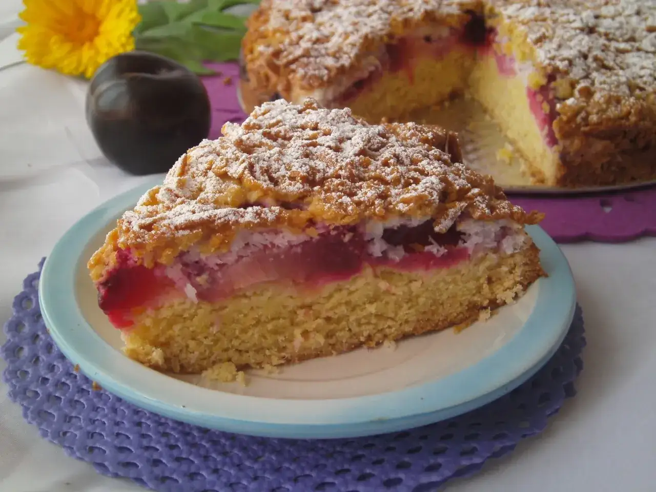 Zdjęcie Przepis na ciasto ze śliwkami i pianką – pyszne i łatwe w przygotowaniu