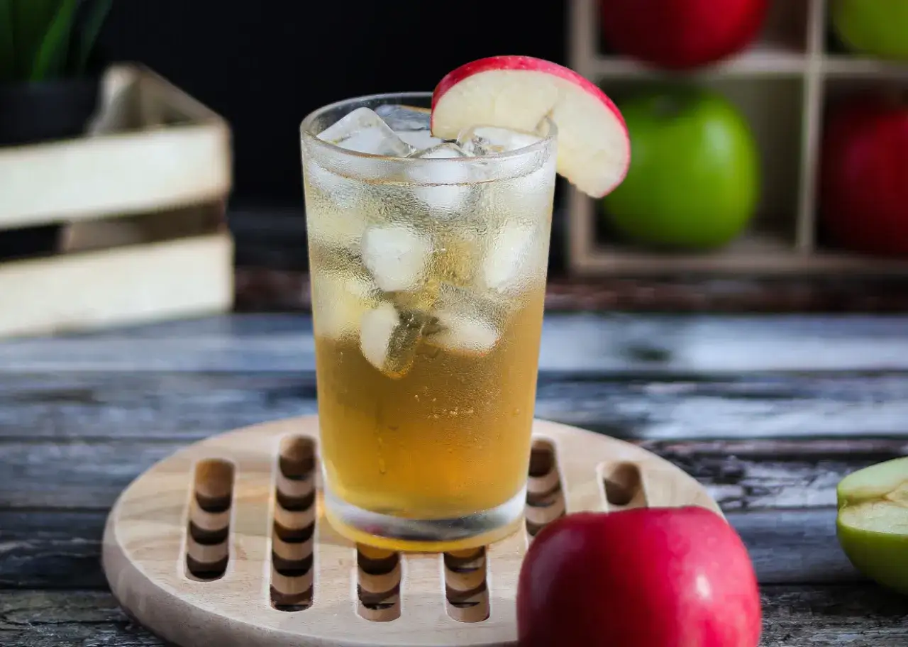 Zdjęcie Jak przygotować idealny drink żubrówka z sokiem jabłkowym?