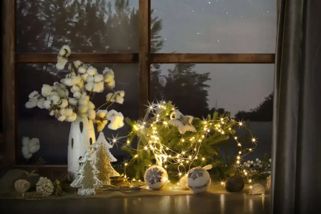 Zdjęcie Jak ozdobić parapet na święta: 7 pomysłów na magiczną dekorację