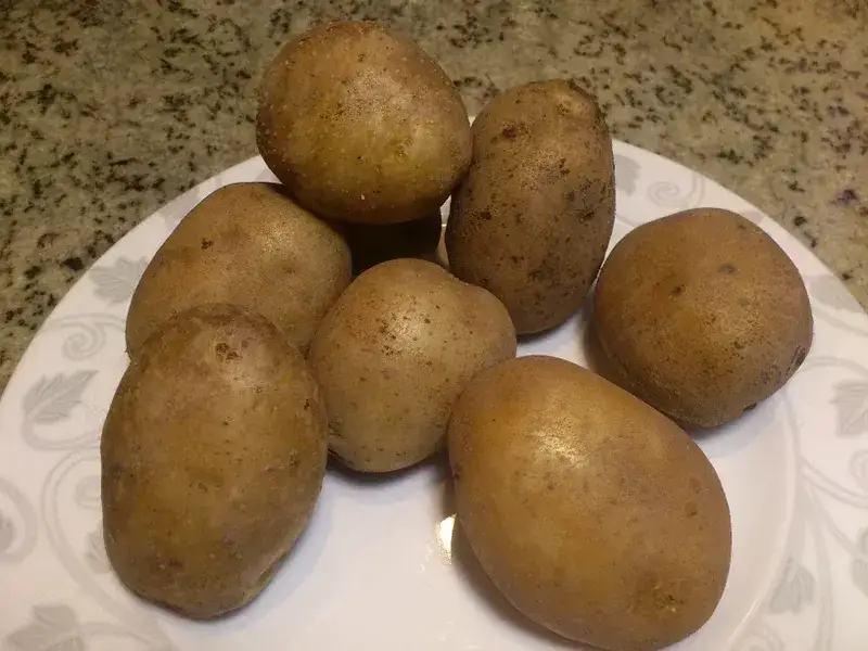 Zdjęcie Jak długo gotować ziemniaki na sałatkę, by uniknąć rozgotowania?