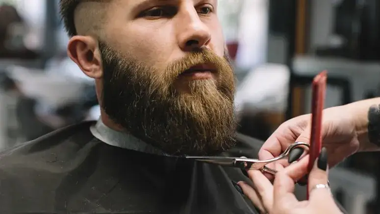 Zdjęcie Czy zarost gęstnieje z wiekiem? Poznaj prawdę o rozwoju zarostu u mężczyzn